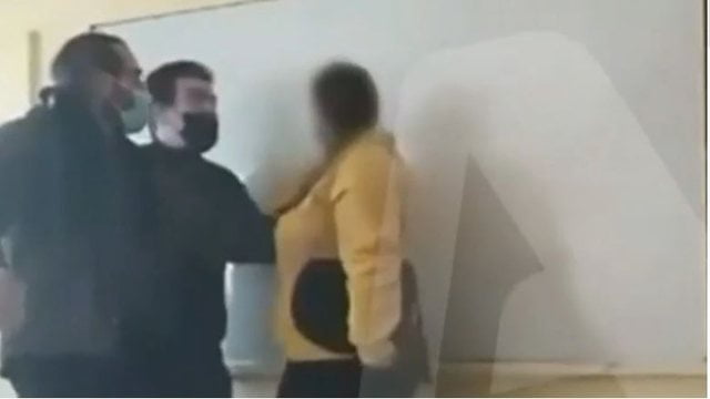 Mësuesi grek dhunon barbarisht nxënësen në mes të klasës, reagojnë miqtë e saj (VIDEO) 640 0 deshbtjpg 1638563394