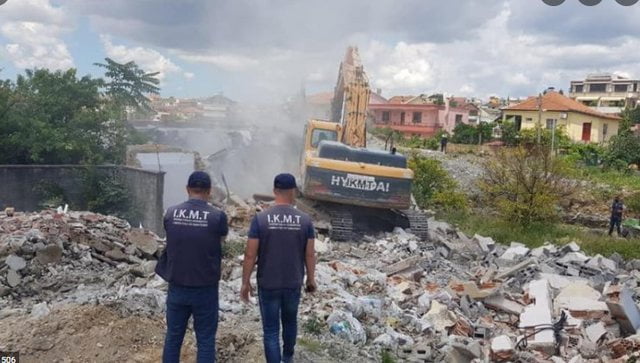 Jepet dënimi për ish kryeinspektorin dhe inspektorin e bashkisë Kamëz. Lejuan ndërtime pa leje 640 0 ikmt ne kamez 1638442210