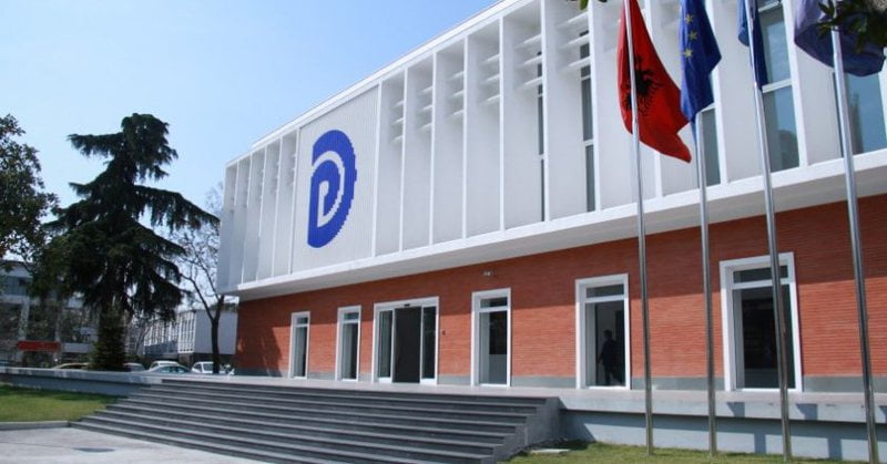Anëtari i Këshillit Kombëtar të PD-së braktis mbledhjen e thirrur nga Basha: Më trajtuan në mënyrë të paprecedentë 800 0 61b60e2754c0c