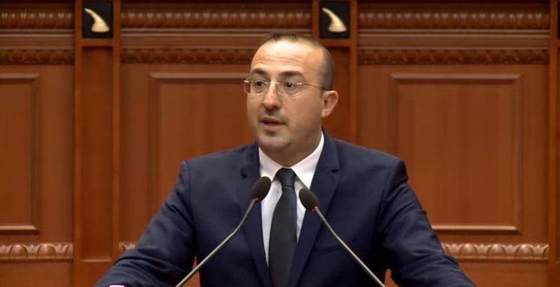 ‘Godet’ sërish deputeti i PD-së: Shqiptarët s’po sherbetosin bakllavanë, se kanë frikë se ua hanë fëmijët… 800 0 61c078073f1d3