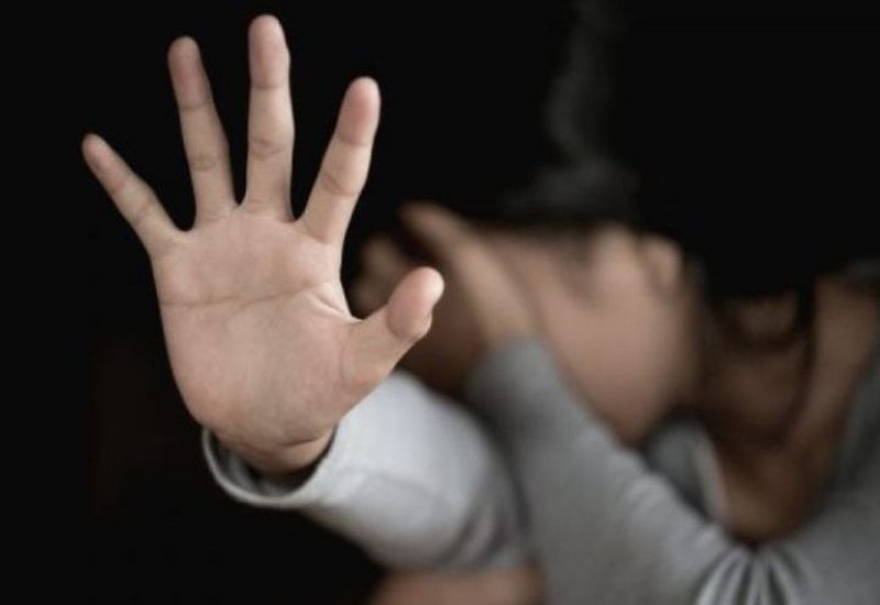 E rëndë/ Arrestohet zv.drejtori i gjimnazit, abuzoi seksualisht me nxënësen (Detaje) 800 0 61c1db1c2d253
