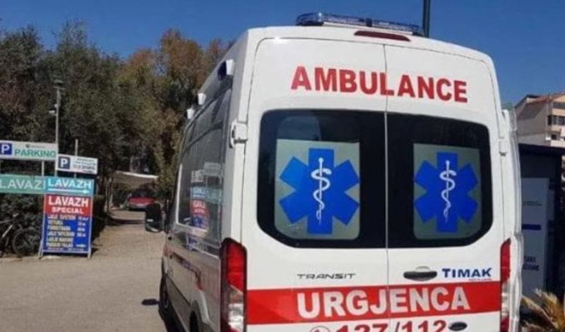 Aksident i rëndë në Fier/ Makina përplas një fëmijë, 6 vjeçari dërgohet me urgjencë spital (Detajet) 800 0 61c321028ca49