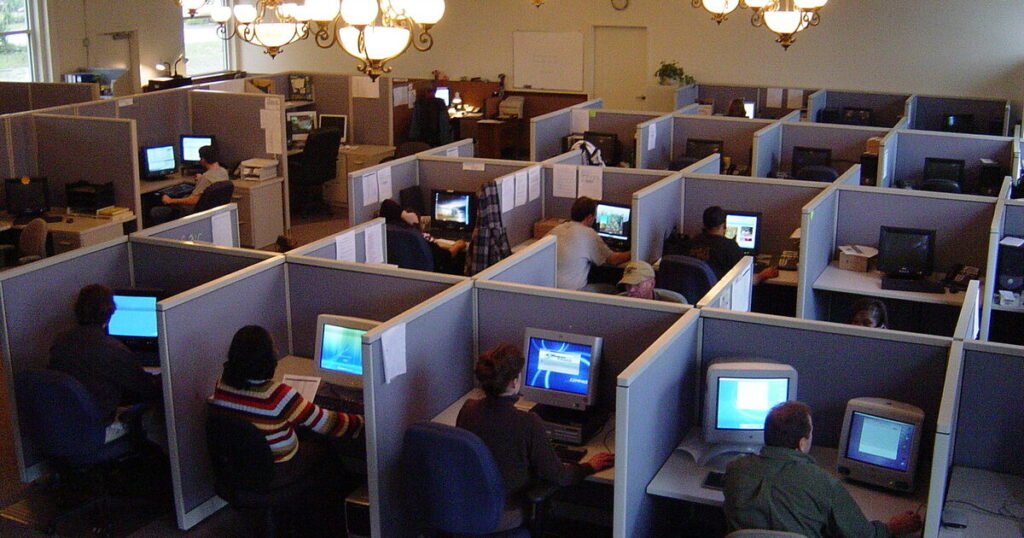 Gjykata jep masat e sigurisë për 35 punonjësit e call center, disa lihen në ‘arrest shtëpie’, disa në burg Call Center