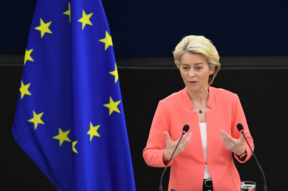 Presidentja e KE: Vendet e BE-së ta bëjnë vaksinimin me detyrim E T9nzOXEAIpiU4 960x638 1