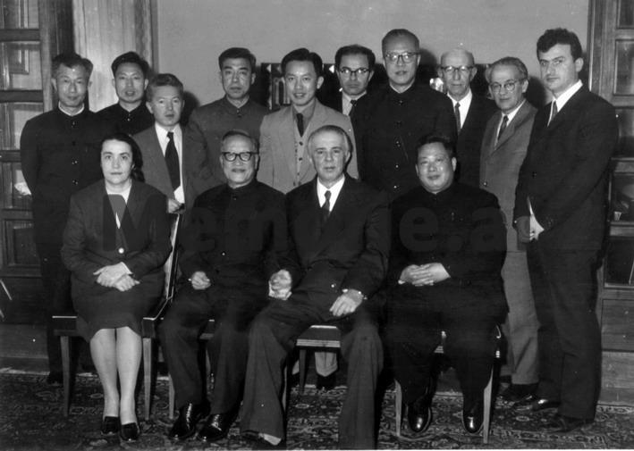 “Për fjalimin e shokut Enver, Xhaviti tha se kishte frikë nga inteligjenca”/ Raporti i agjentit në burgun e Burrelit në 1973 Enver dhe Nexhmije Hoxha se bashku me ekipin e mjekeve kineze.