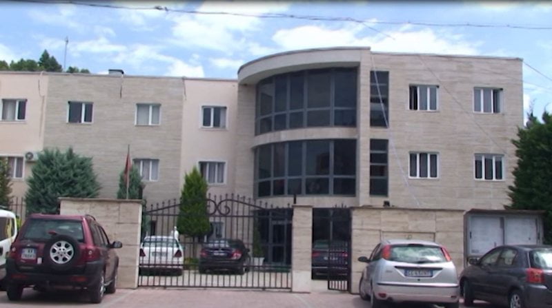 Akuzohen se ekzekutuan pranë banesës biznesmenin Rakip Roli, mbërrijnë në Gjykatën e Kurbinit tre të akuzuarit Gjykata e Kurbinit