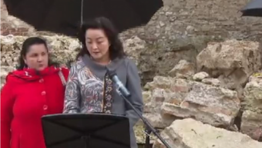 Foto/ Ambasadorja Yuri Kim jep mesazhin e veçantë me “Bukuroshen e Durrësit” KIM