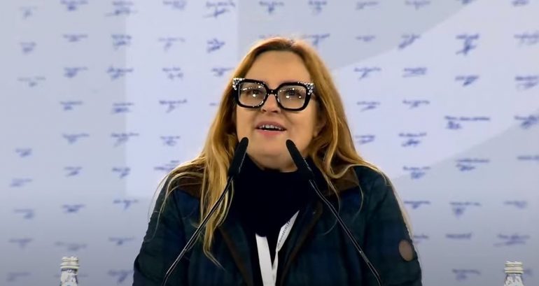 Pasardhësja e Bajo dhe Çerçiz Topullit shkakton të qeshura në Kuvendin e Berishës: I kam thënë kryetarit të Bashkisë se do ia marr karrigen. Gjithashtu jam mbështetëse e thekur e Trump Mbesa