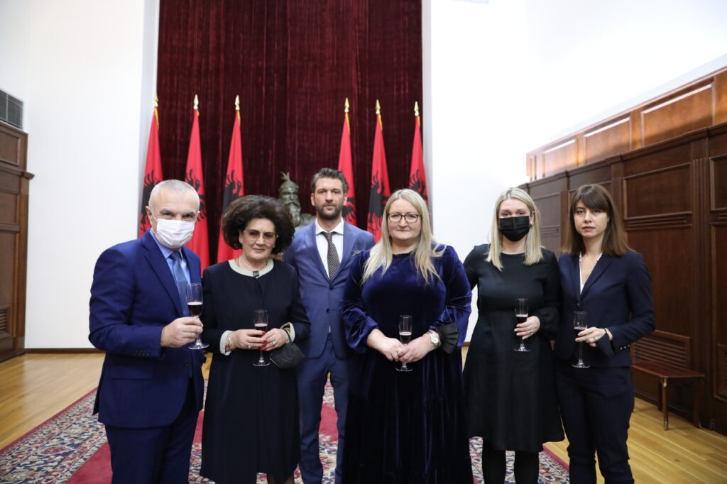 Meta dekoron pas vdekjes me titullin “Për Merita të Veçanta Civile” ish-deputetin Marko Bello dhe Bashkim Ramën: Përherë mirënjohës për kontributin e tyre Meta dekorimi Marko Bello 3