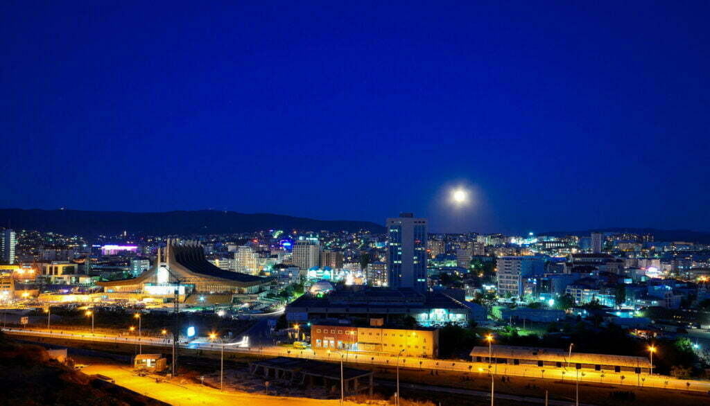 Shqipëria i fal Kosovës 7680 MWh energji elektrike për 31 dhjetorin dhe 1 janarin Prishtina at night Wiki Academy II scaled 1