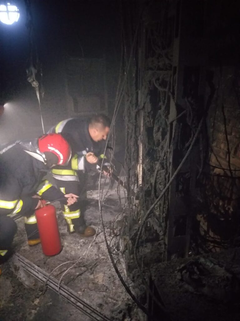 Rrufeja shkrumbon antenat në Malin e Shpiragut, zjarrfikëset në vendngjarje Rrufeja Shpirag 3