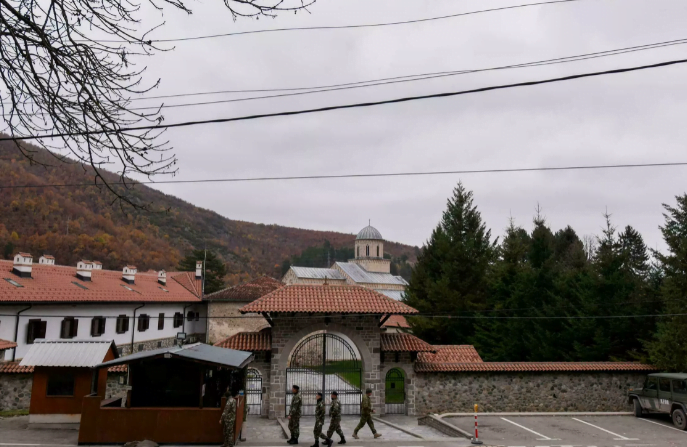 Media franceze shkruan për “betejën” mes Kosovës dhe Serbisë për pronësinë e Kishave Ortodokse Screenshot 7 2