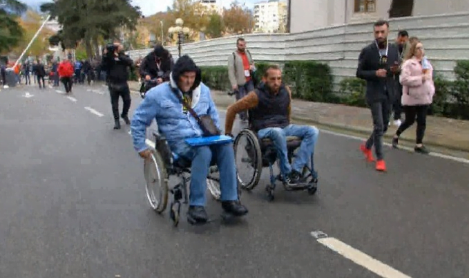 “Mos rrini në shi”/ Tetraparaplegjikët protestojnë para kuvendin, Rama i fton të hyjnë brenda a