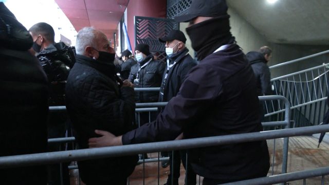 FOTO/ Ja kush e pret Sali Berishën te bari para shtëpisë a1b09f38 4f57 4cf0 b983 45ba45755dec 640x360 1