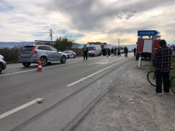 Aksident në Cërrik, makina përplas të moshuarin, 85-vjeçari transportohet me urgjencë në spital aksident Korce 5 601x450 1