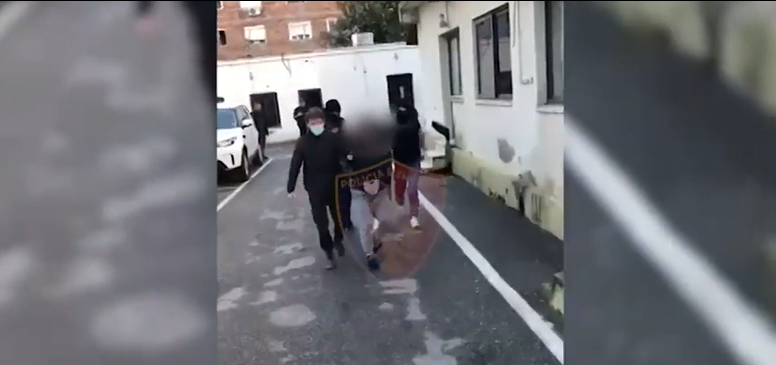 Përdhunoi të miturën nën kërcënimin se do i vriste prindërit, policia arreston 19-vjeçarin e arrestuar arrestim policia