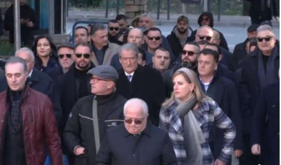 Berisha nuk gjen karrige në selinë e PD-së, zbulon “rrengun” e Bashës: Nuk ngopet, është i çmendur pas karriges auto sali221639401069