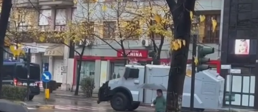 Protesta e Berishës, Policia merr masa, dalin në rrugë autobote me ujë autobot 905x395 1