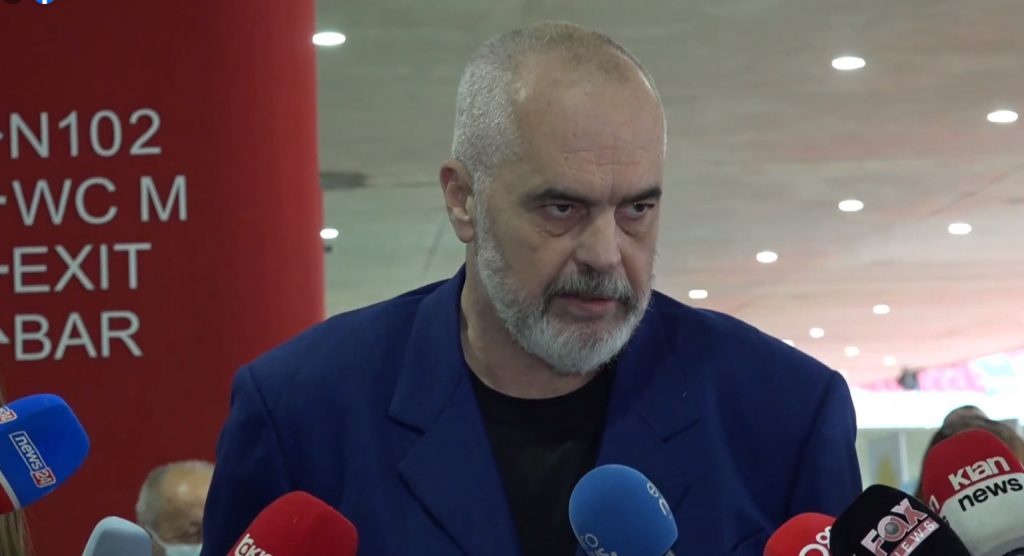 Rama debaton ashpër me gazetarin: Mos ngatërro dynjanë. Gazetari: Faleminderit për sjelljen! bandicam 2021 12 02 02 51 44 910 1024x556 1