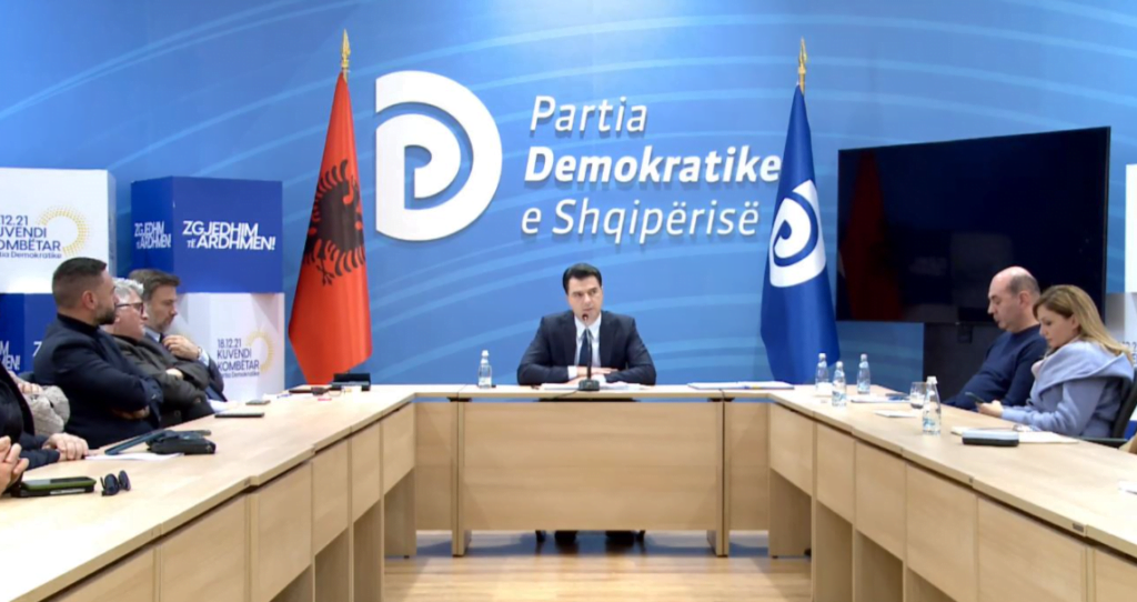 Basha injoron Berishën: Ish-deputet i PD-së që theu dyert e partisë basha mbledhje kryesie
