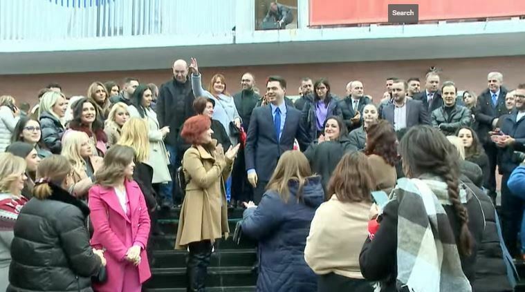 Basha mbledh mbështetësit ditën që po e shkarkojnë basha pd