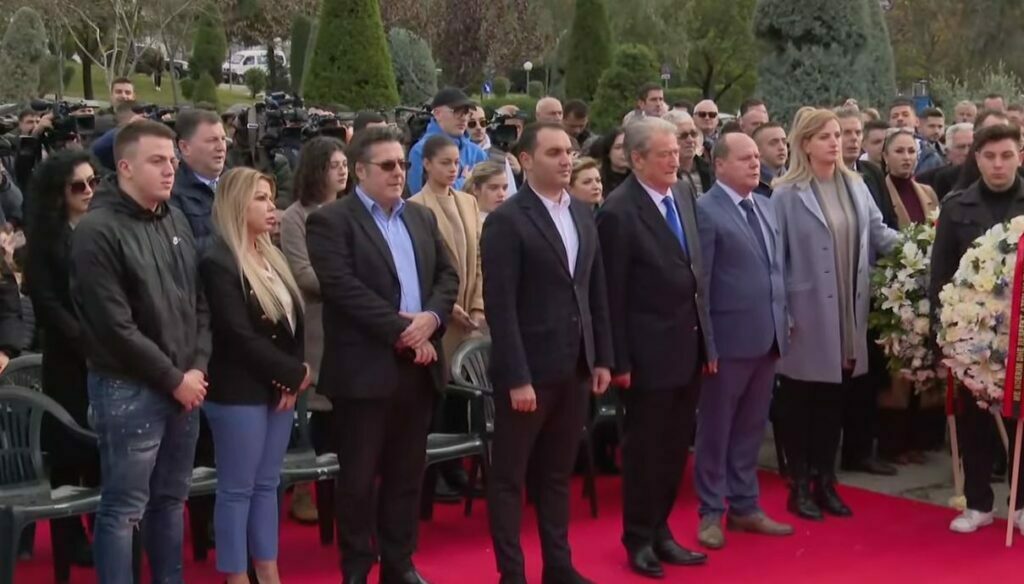 Në krah të gruas dhe djalit të vogël, Berisha: Azem Hajdari ishte zemërluan, si nisi uragani berisha 3