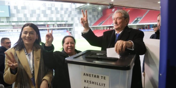 Ironia e Berishës me Yuri Kim, ish-kryedemokrati do të votojë tek “Bar Amerika”, disa metra larg Ambasadës berisha votim