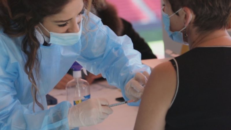 VOA: Bie ritmi i vaksinimit Covid-19 në Shqipëri, krahasuar me verën është përgjysmuar numri covid