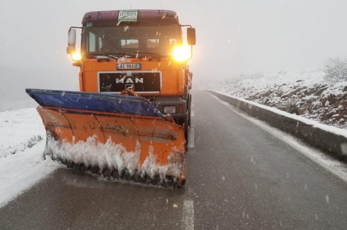 Reshjet e borës dhe ngricat në rrugë, ARRSH thirrje shoferëve: Kujdes me shpejtësinë, pajisuni me zinxhirë e goma dimërore debore e1639299777373 679x450 1