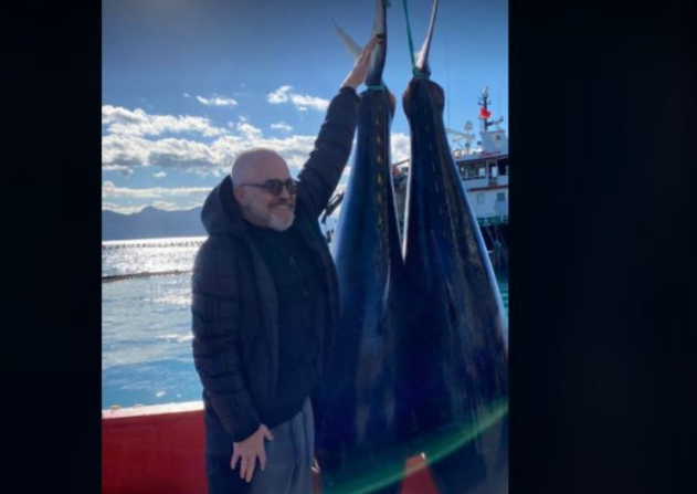 FOTO/ Rama kap peshkun e madh edi rama 1