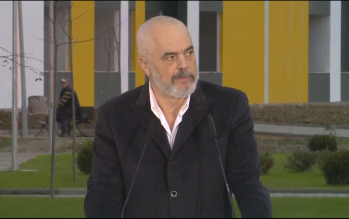 “Jeta e gjatë, unë s’do rroj sa shqiponja”/ Rama ironi me Bashën, i jep këshillë për bravat familjeve që përfitojnë shtëpi të reja në Thumanë edi rama 10 716x450 1