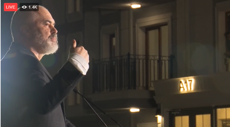 Batutat e Ramës: Më ka marrë malli për 2 gishtat. Ne ju dhurojmë banesa, PD vetëm brava. Më lexonit librin e shtëpisë sa herë kaloja nga Laçi edi rama 5