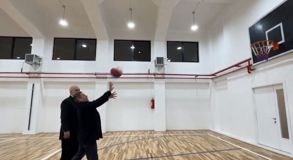 Rama bën kosh në basketboll, Pjerin Ndreu dështon (Video) edi rama kosh