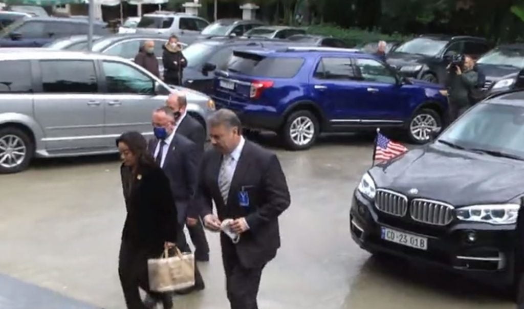 Gabriel Escobar “zbarkon” në selinë blu para Kuvendit të Berishës, e pret Bardhi e Tabaku eskobar