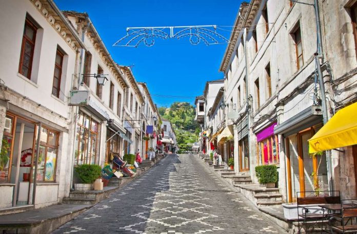 Shtëpitë muze në Gjirokastër, trashëgimi tek brezat për atraksione turistike gjirokastra 696x457 1