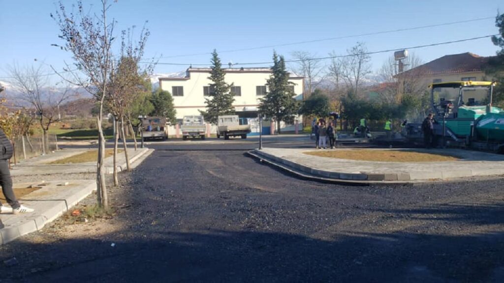 Mat: Nga Komsia nis asfaltimi dhe ndërtimi i qendrave publike në Njësitë Administrative (Foto) 1 komsi