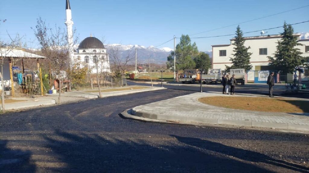 Mat: Nga Komsia nis asfaltimi dhe ndërtimi i qendrave publike në Njësitë Administrative (Foto) 3 komsi2