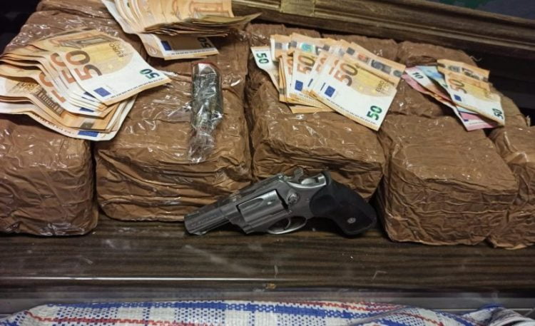 Arrestohen dy shqiptarë në Itali, fshehën 680 kg drogë nën tallash lek