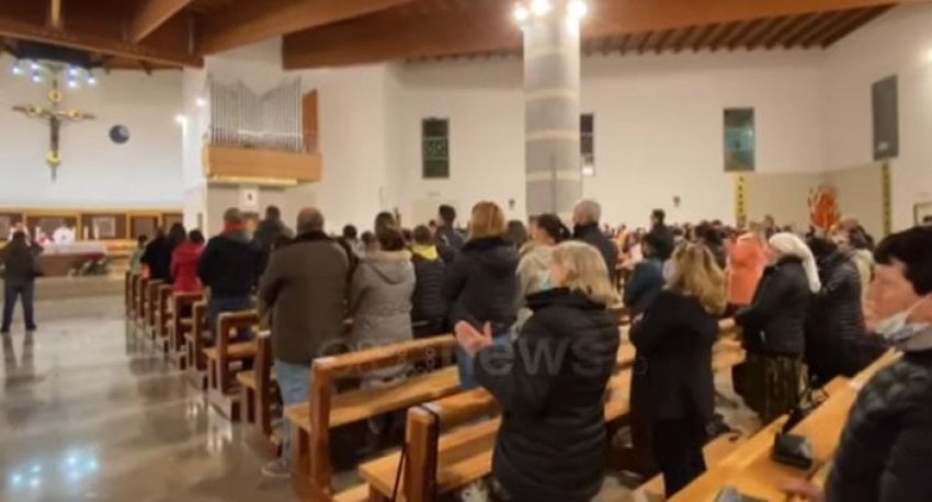 Katolikët kremtuan mbrëmë Krishtlindjen edhe në Elbasan! Urojnë qytetarët: Qoftë i fundit vit me COVID-in e mallkuar mesha