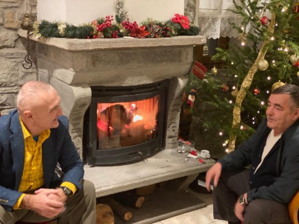 Meta kalon fundjavën në Përmet! Poston foton pranë vatrës, ja kush e shoqëron metoo 600x450 1