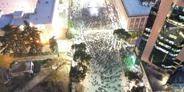 Pamjet me dron, ja sa protestues ka mbledhur Berisha para Kryeministrisë pamje me dron