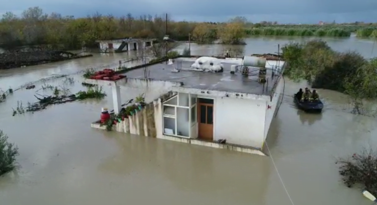 Vjosa del nga shtrati në Mifol/ Shtëpitë nën ujë, banorët evakuohen me gomone pamjet me dron permbytje 770x418 1