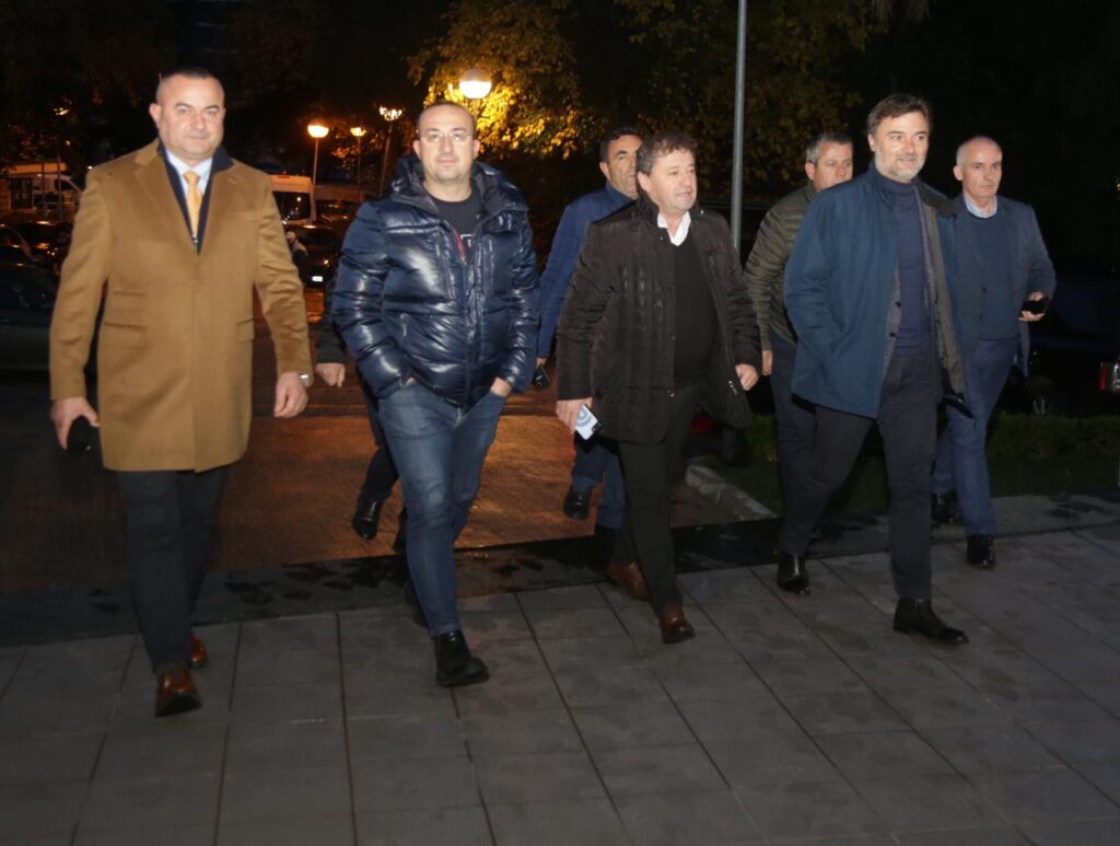 Fotot/Para Kuvendit të Berishës, Basha drekë pune me kryetarët e degëve të PD-së 1 pd