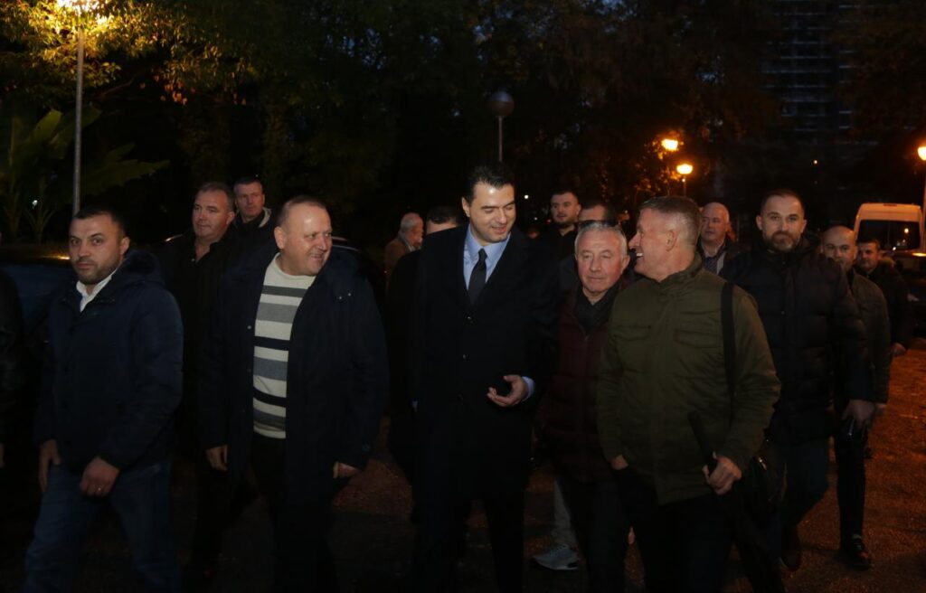 Fotot/Para Kuvendit të Berishës, Basha drekë pune me kryetarët e degëve të PD-së 8 pd12