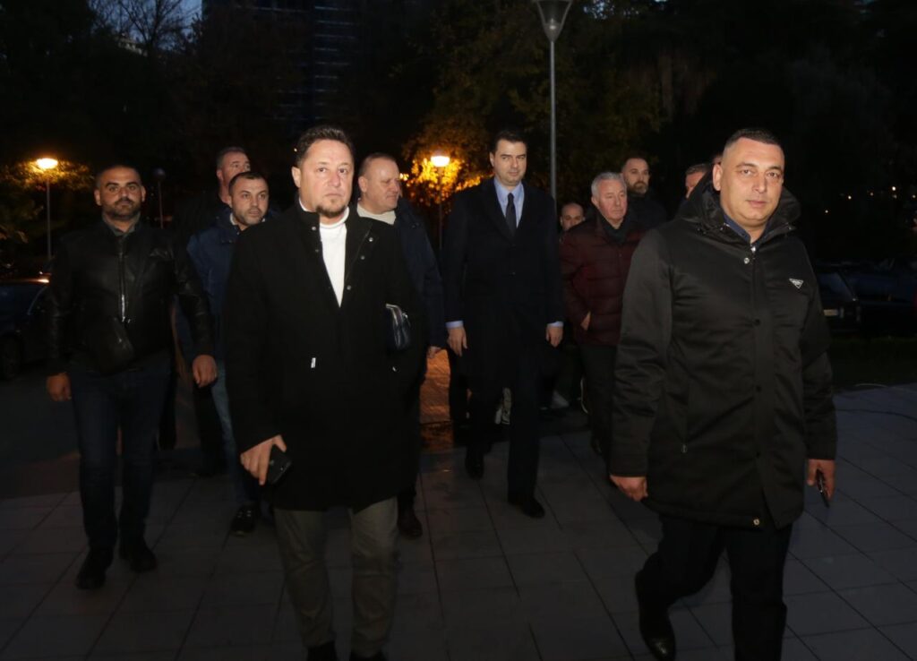 Fotot/Para Kuvendit të Berishës, Basha drekë pune me kryetarët e degëve të PD-së 3 pd3 1