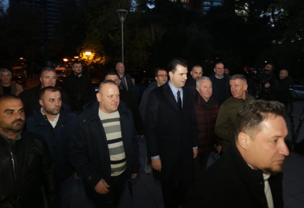 Fotot/Para Kuvendit të Berishës, Basha drekë pune me kryetarët e degëve të PD-së 4 pd4