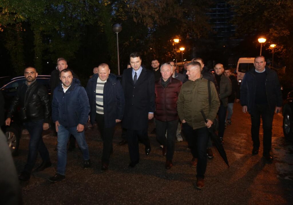 Fotot/Para Kuvendit të Berishës, Basha drekë pune me kryetarët e degëve të PD-së 5 pd6