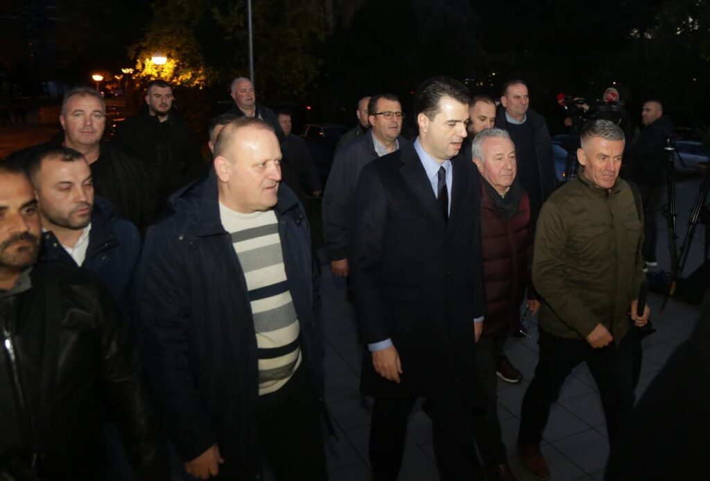 Fotot/Para Kuvendit të Berishës, Basha drekë pune me kryetarët e degëve të PD-së 6 pd7