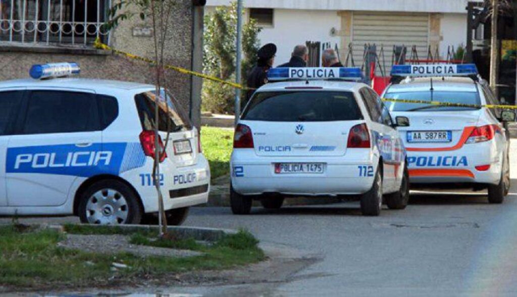 Burri dhunohet në rrugë dhe i bie të fiktë, 54-vjeçari i vjedh portofolin me para policia