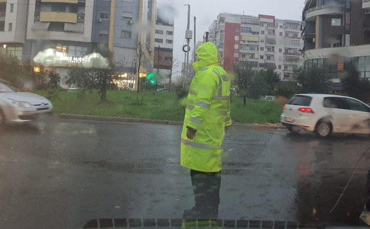 Moti i keq/ Policia apel shoferëve dhe këmbësorëve: Zbatoni rregullat e qarkullimit rrugor! policia 3 727x450 1